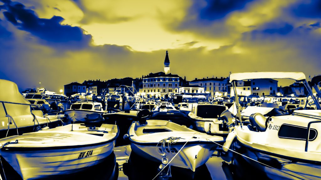 Surreale Abendstimmung im Bootshafen