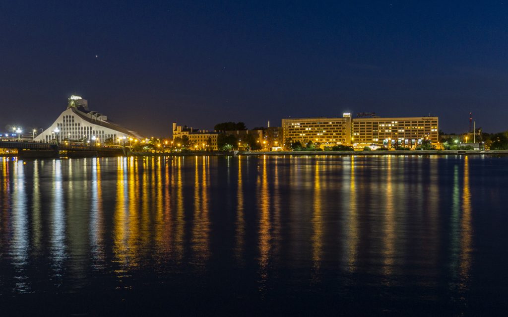 Riga bei Nacht