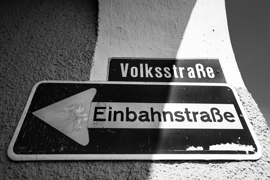 Die Volksstraße ist manchmal auch eine Einbahnstraße.