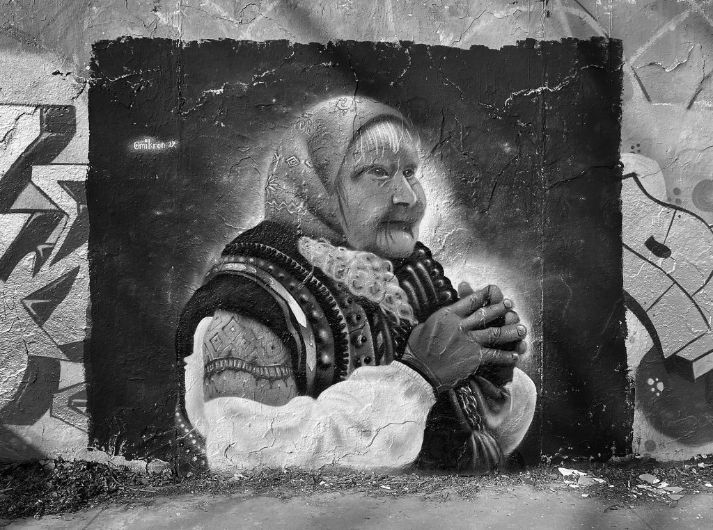 Babuschka betet für den Frieden in der Ukraine