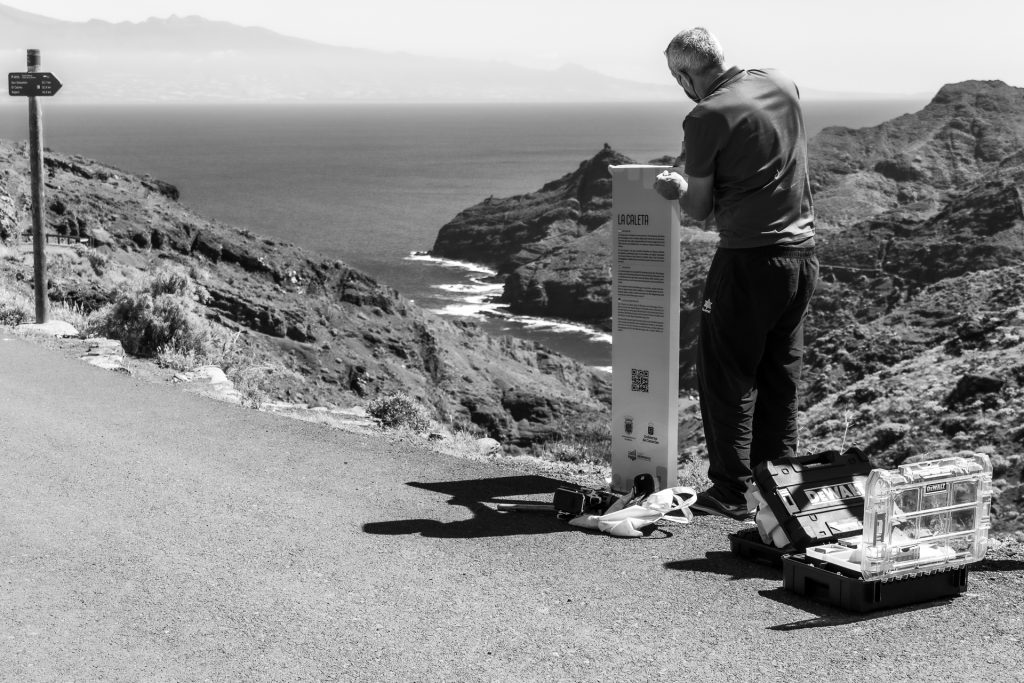 QR Codes auf neuen Wanderweg Schildern