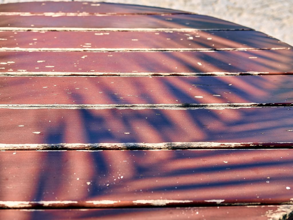 Der Schatten auf dem Tisch