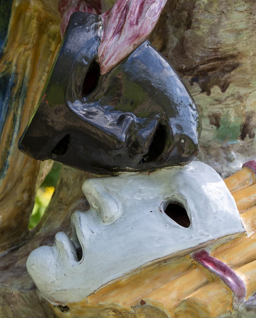 Masken am Papagei im Botanischen Garten