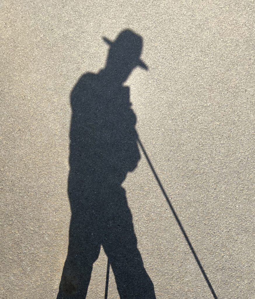 Mein Schatten auf goldenem Asphalt