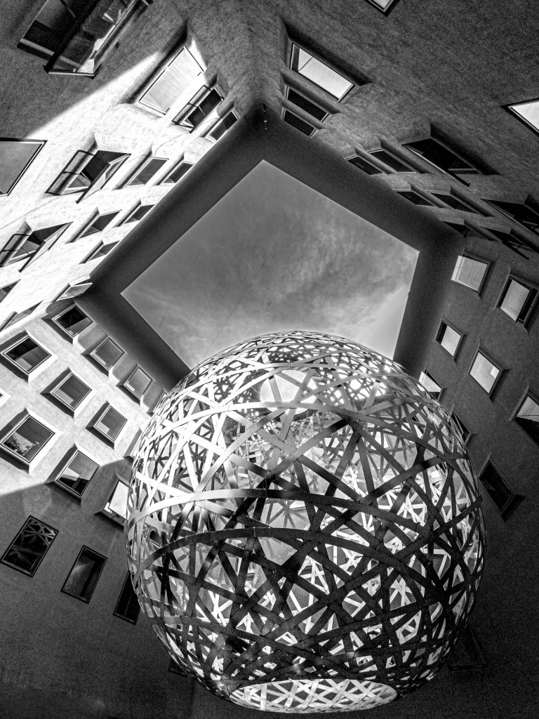 Kugel unter Pentagon