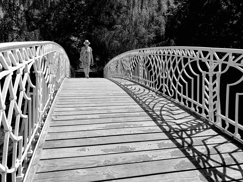 Frau auf Brücke