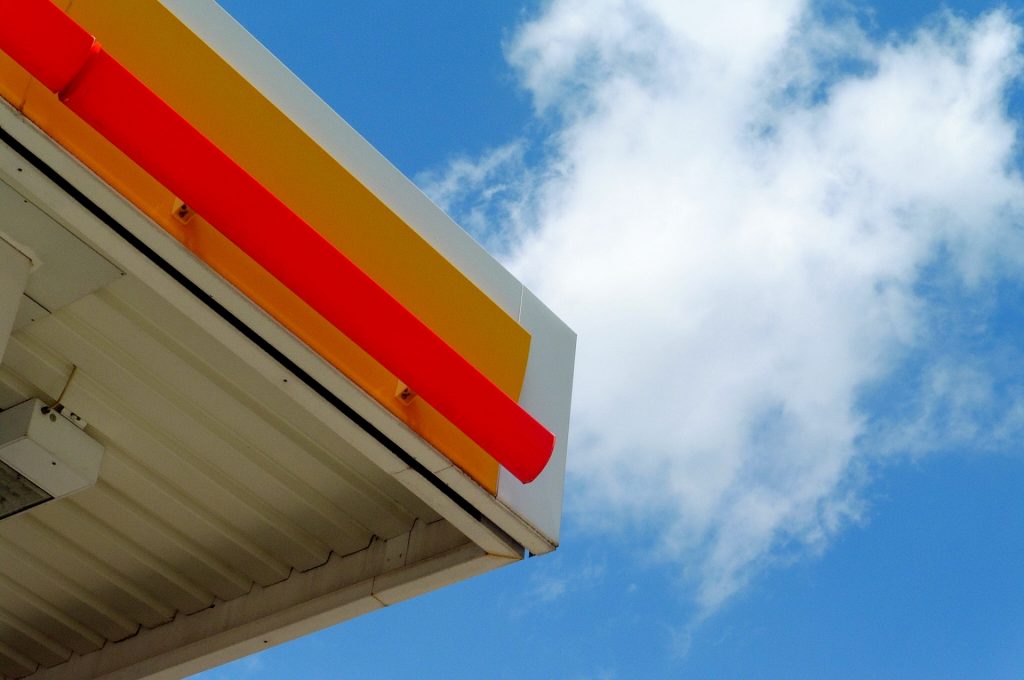 schräge Architektur :Tankstelle