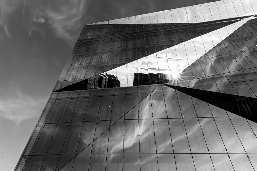 Spiegelungen am "Cube Berlin"