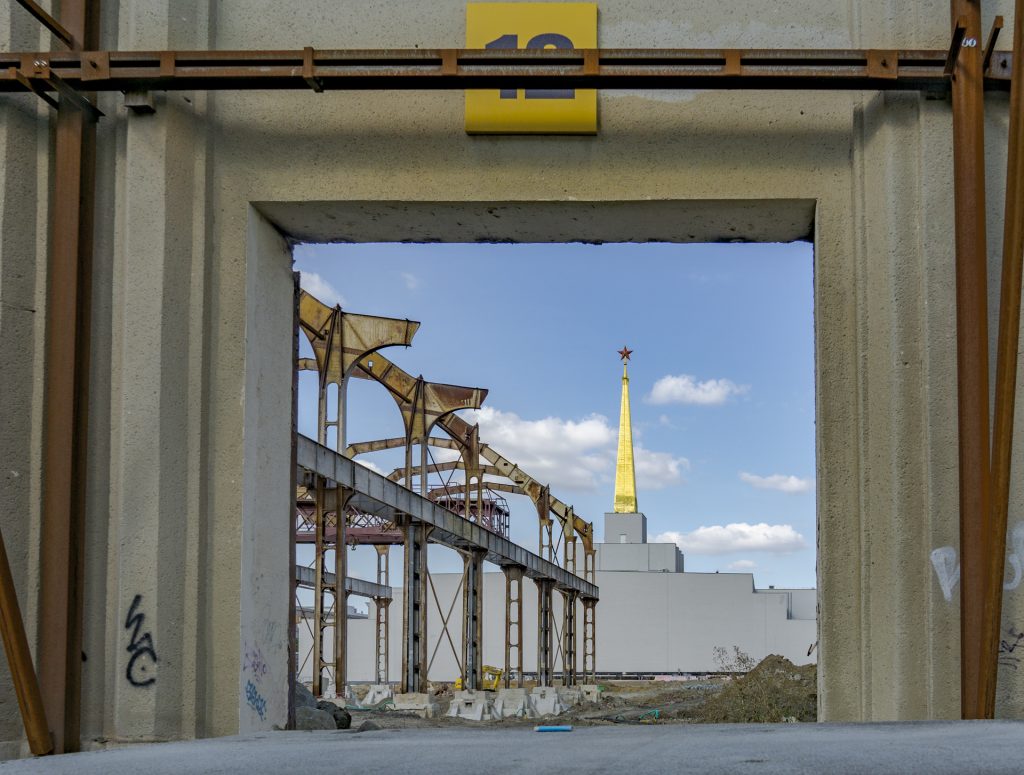 Abriss der alten Messehallen in Leipzig