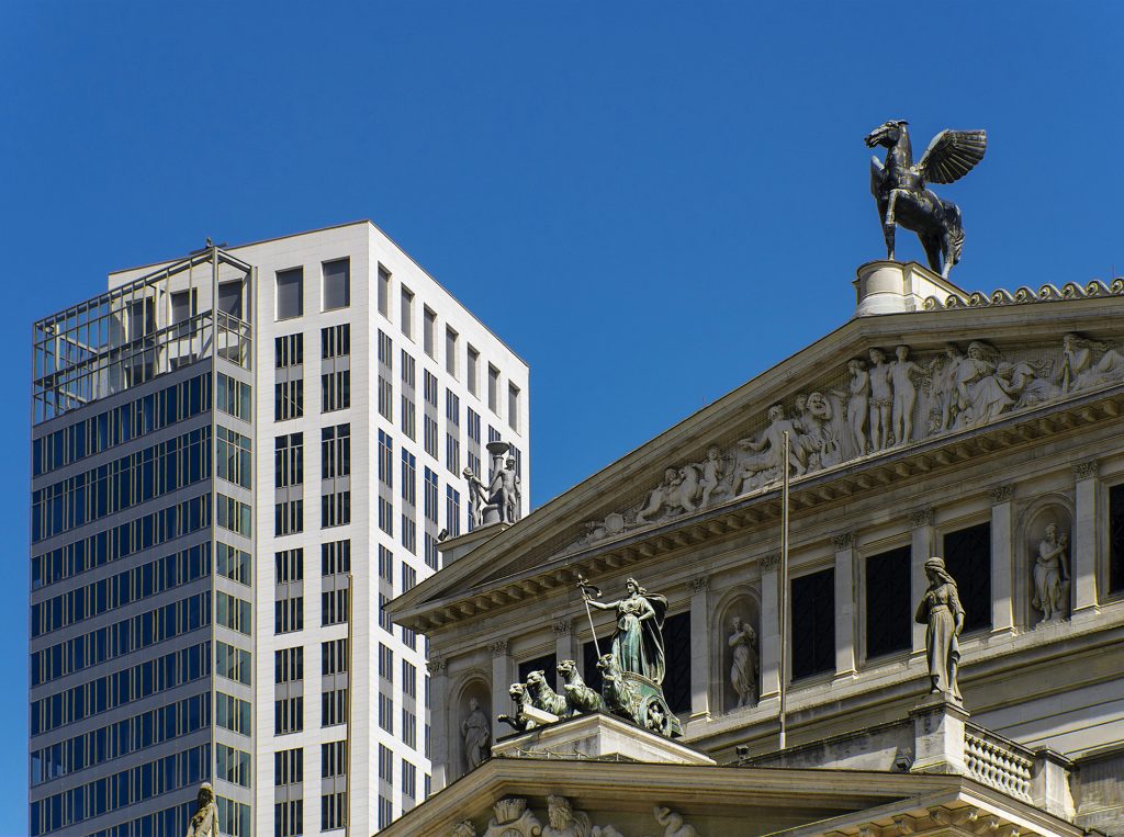 Alte Oper in Frankfurt vor neuem Hochhaus