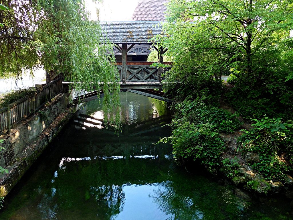Brücke über den Fluss