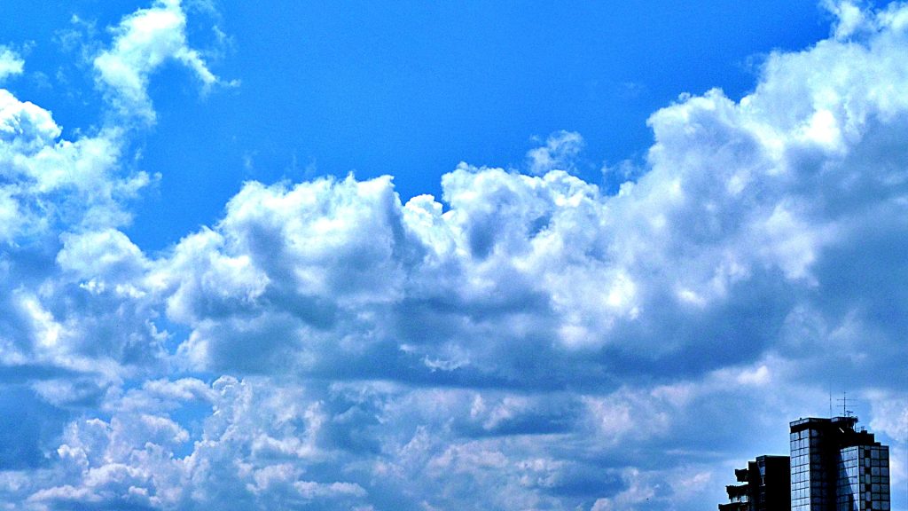 Wolke und Hochhaus