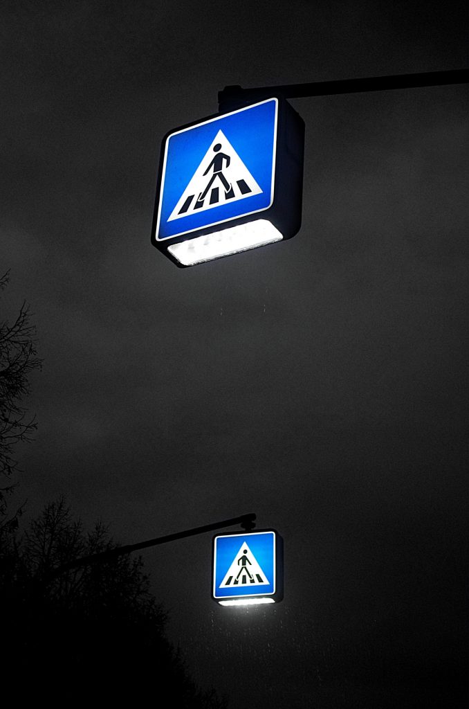 Nachts am Zebrastreifen