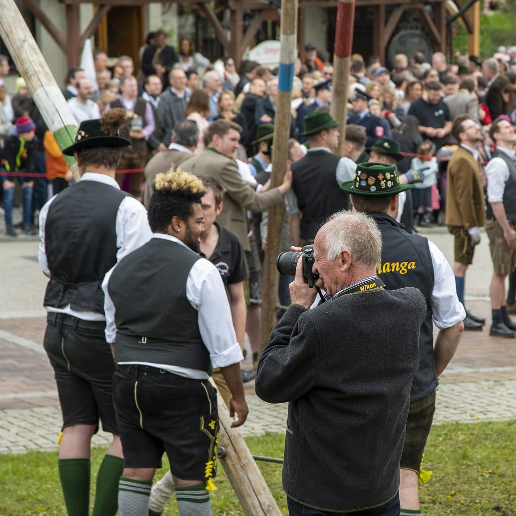 Beim Maibaumaufstellen in Pöring