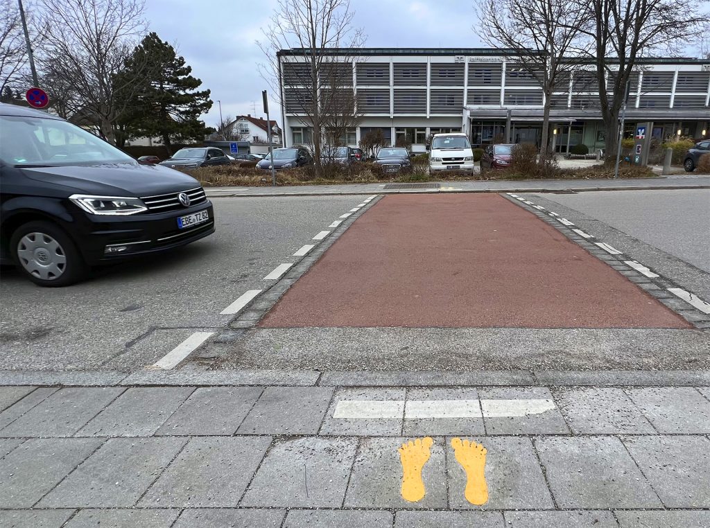 hier anstellen