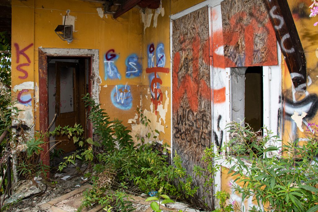 Hier wohnen nur noch Grafitties