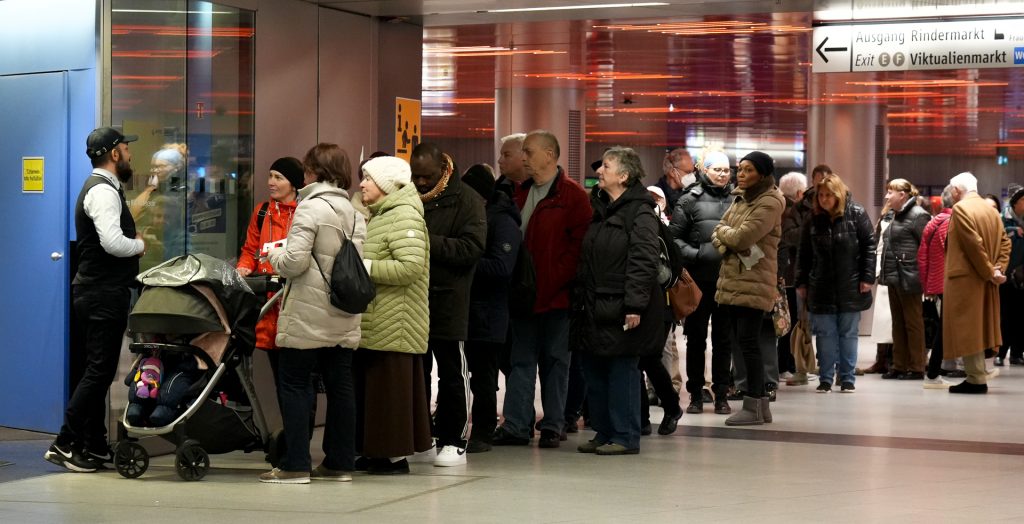 Schlangestehen für das 49Euro Ticket