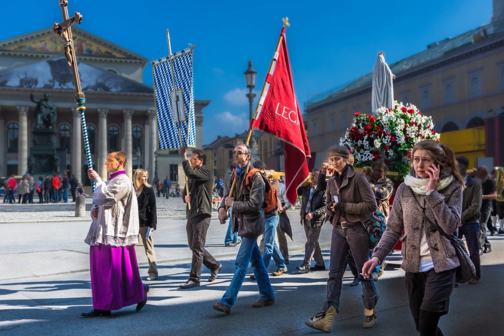 Marienprozession vor Nationaloper