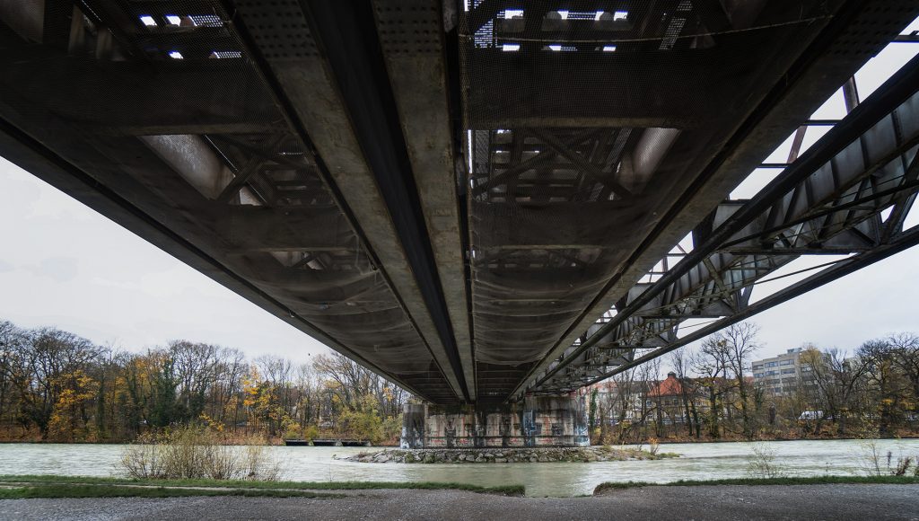 Eisenbahnbrücke von unten