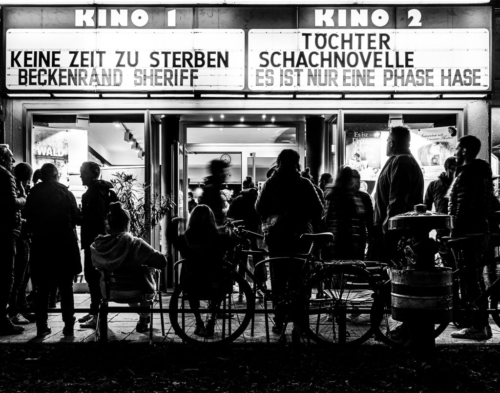 Vor dem Kino, 3G statt 3D