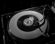 Vinyl-Rock-Party-01-07-Disc-Jockeys-bei-Arbeit-01-21-11-ILCE-9-_DSC0784-Verbessert-RR-