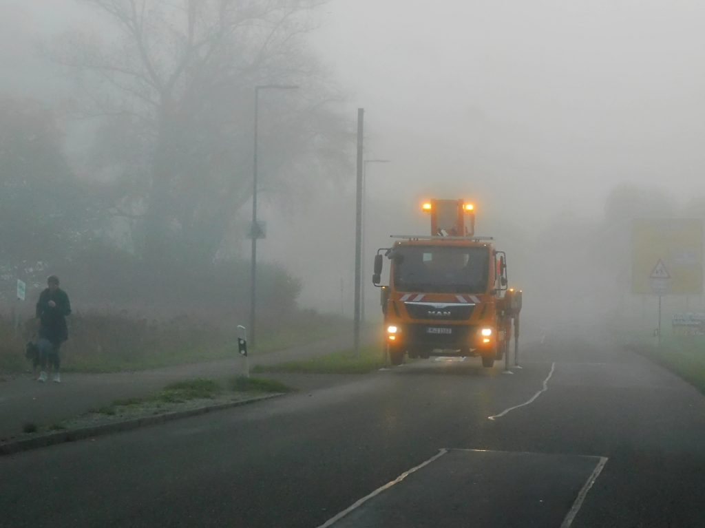 Orange im Nebel
