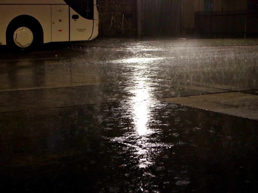 Regen bei Nacht