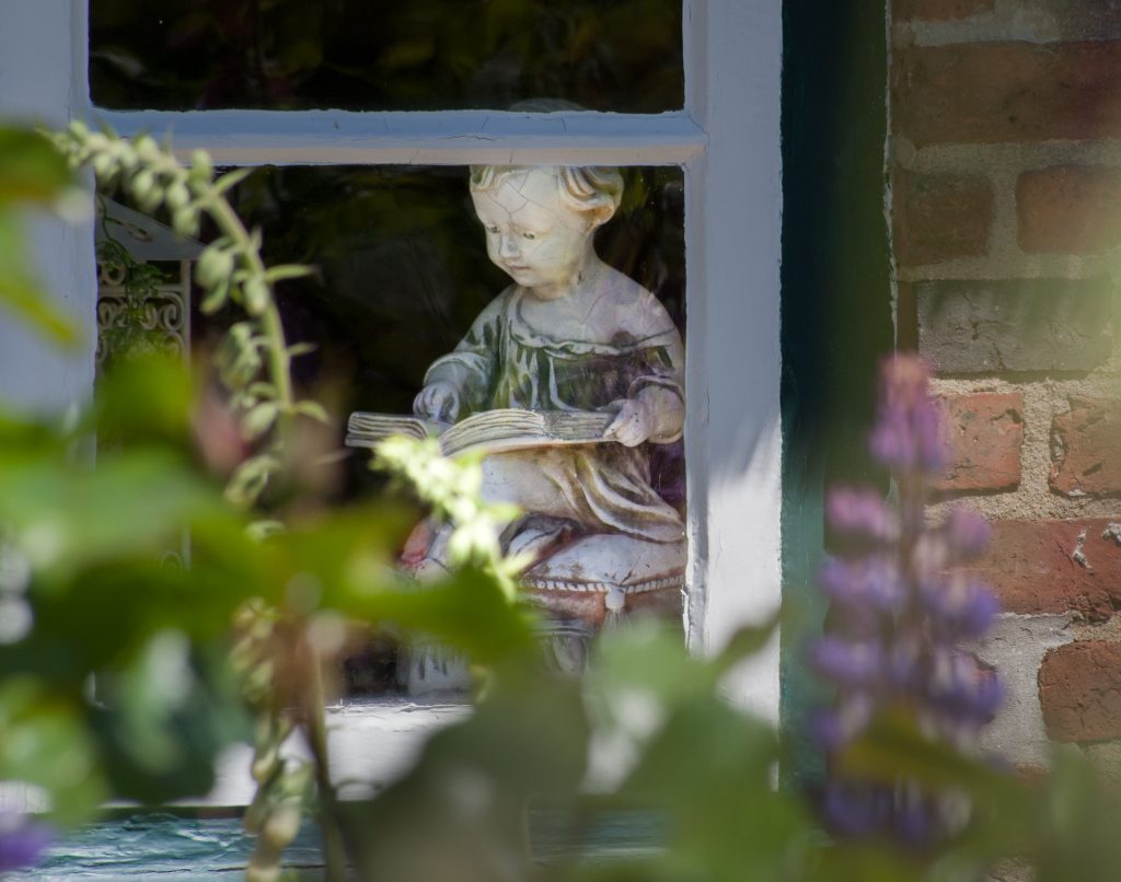 Figur im Fenster