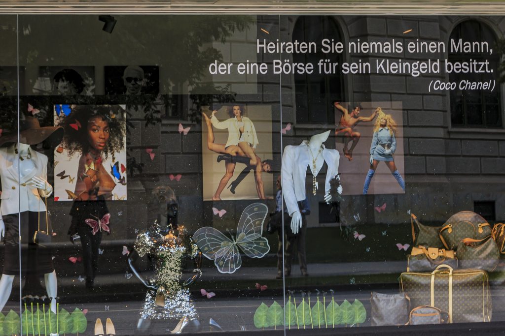 Ratlos hinter Fenster