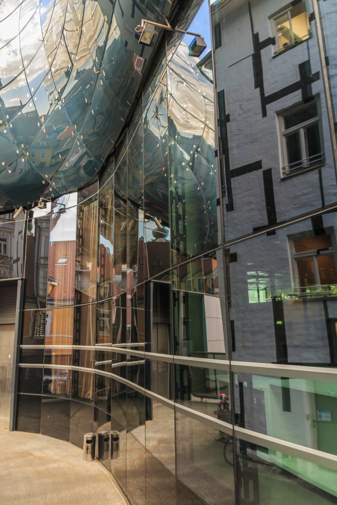 Graz hinter Glas und gespiegelt
