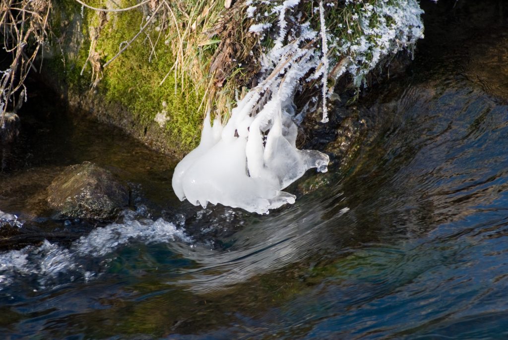 winterlicher Bach