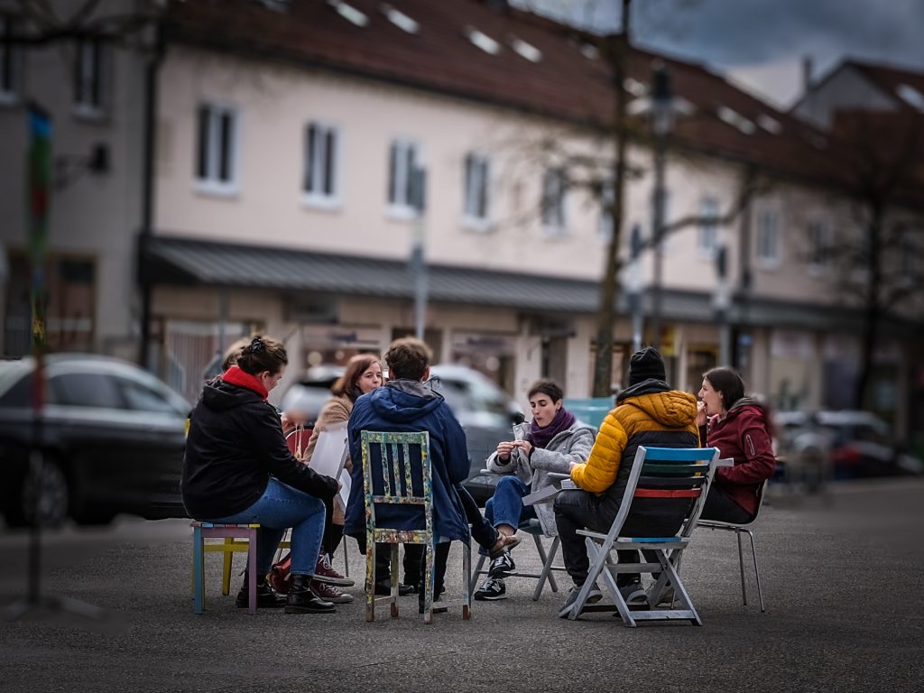 Besprechung auf dem Marktplatz