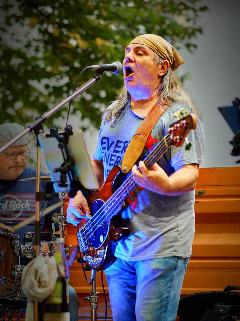 Rooster frontman