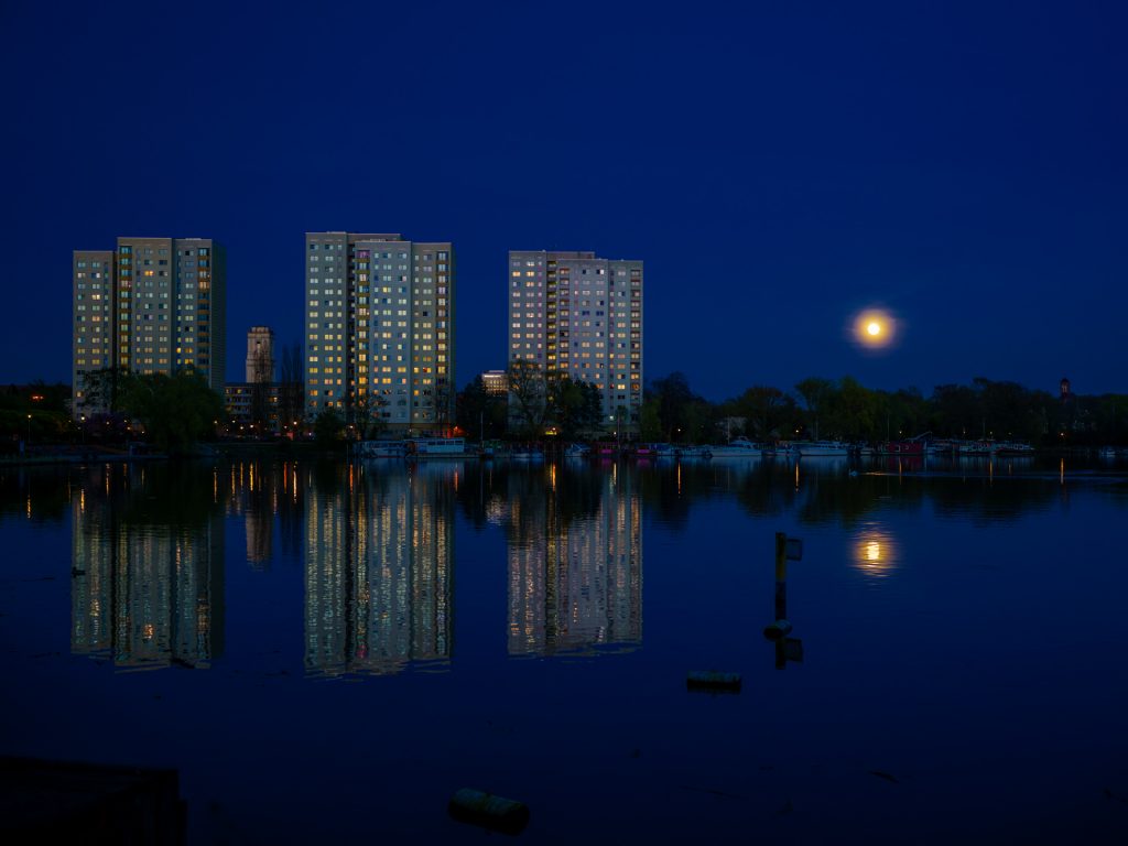 Die Drei am Hafen
