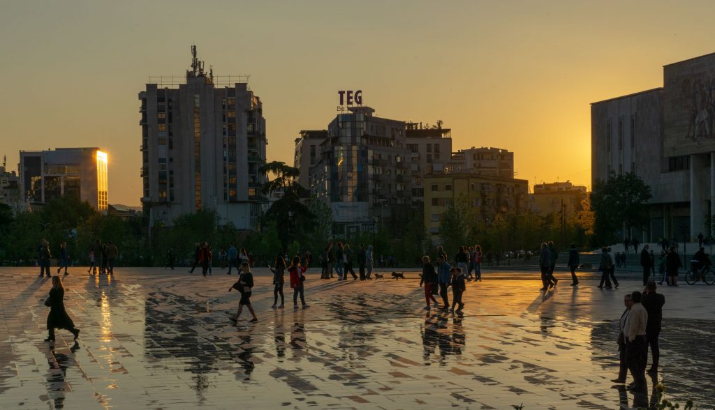 Tirana am Abend