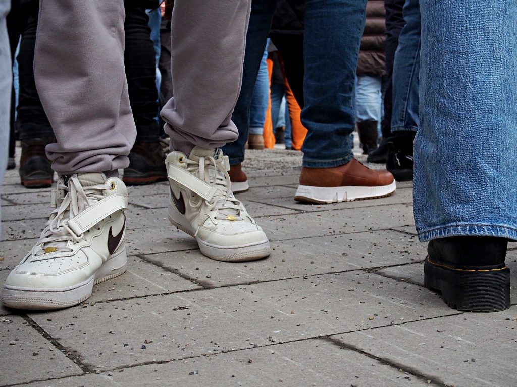 Schuhe auf Pflaster